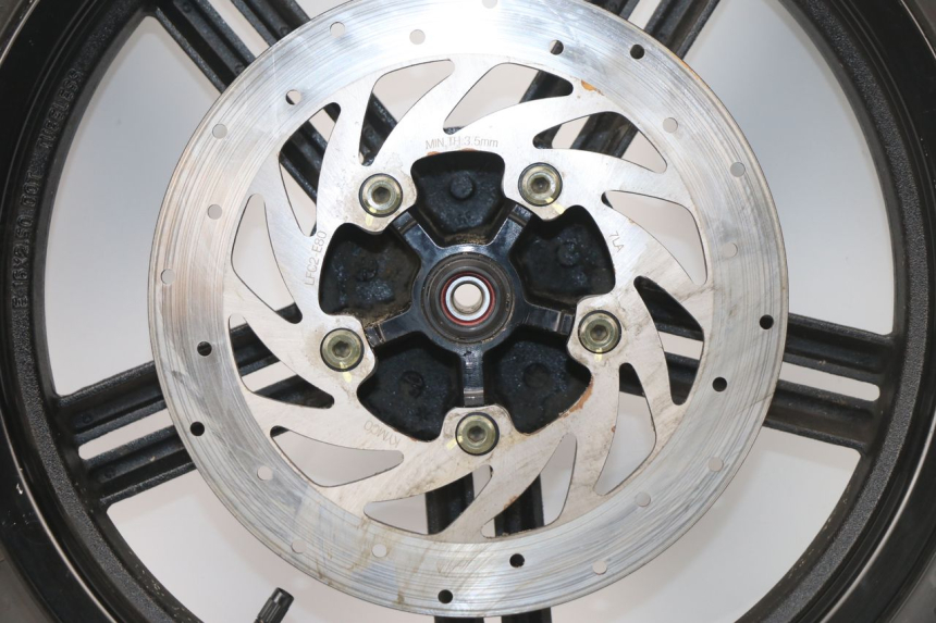 photo de LLANTA DELANTERA  KYMCO AGILITY CITY 16P 125 (2015 - 2021) - Zoom sobre los componentes