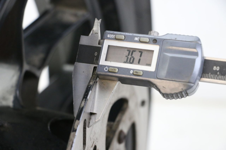 photo de LLANTA DELANTERA  APRILIA SR MOTARD 50 (2012 - 2018) - Primer plano técnico