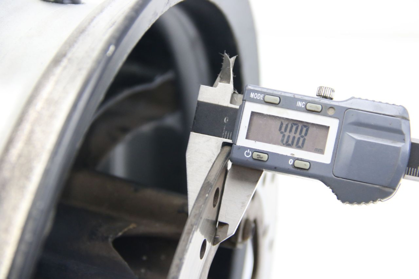 photo de LLANTA DELANTERA DERBI BOULEVARD 50 (2009 - 2006) - Primer plano técnico