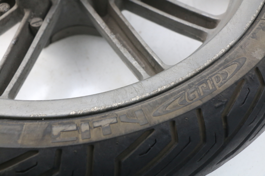 photo de LLANTA DELANTERA  PIAGGIO CARNABY 125 (2007 - 2011) - Primer plano de alta resolución