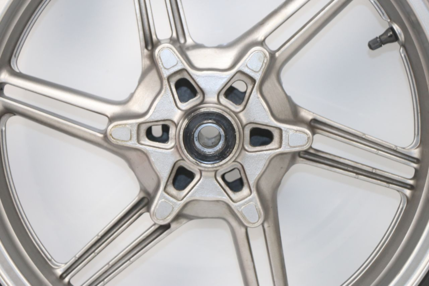 photo de LLANTA DELANTERA HONDA CBF 500 (2004 - 2007) - Primer plano de alta resolución