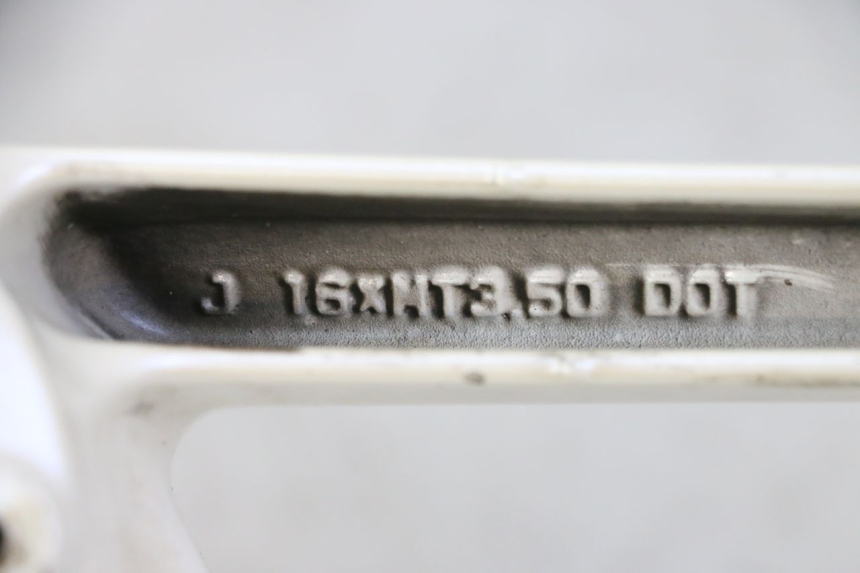 photo de RUEDA DELANTERA HONDA CBR RR FIREBLADE 900 (1992 - 1994) - Primer plano técnico