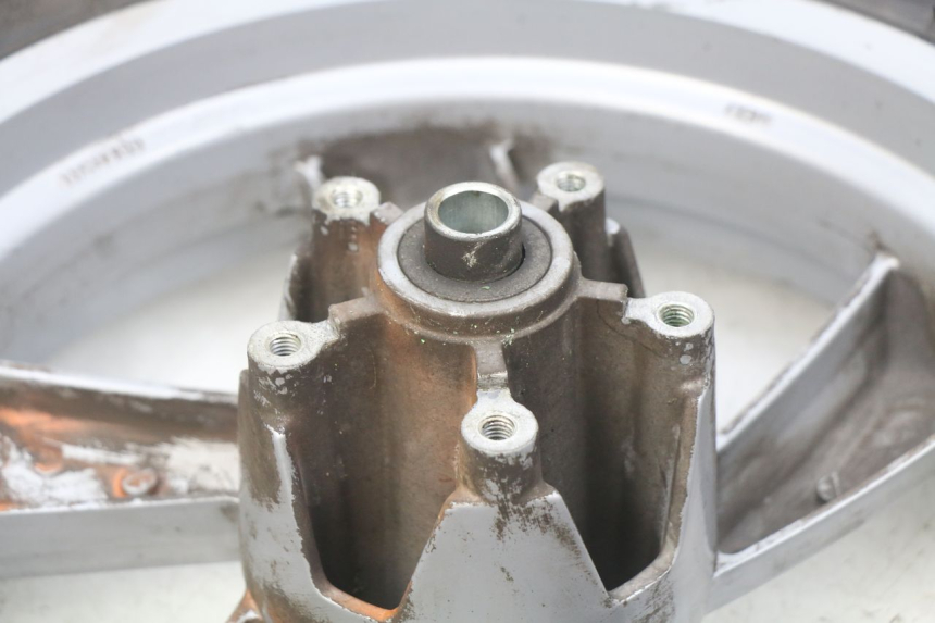 photo de LLANTA DELANTERA PEUGEOT CITYSTAR 50 (2013 - 2017) - Detalles de los puntos de fijación