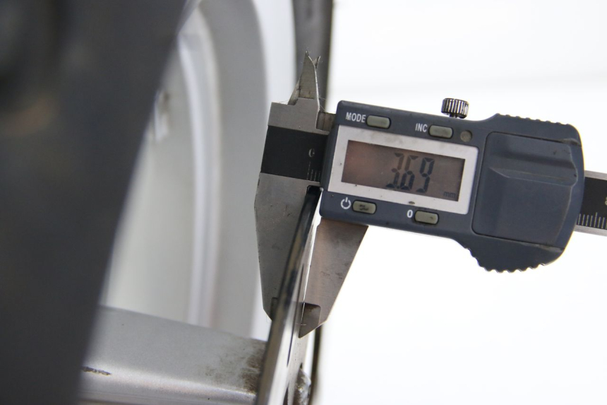 photo de LLANTA DELANTERA PEUGEOT E-VIVACITY 1 (2012 - 2018) - Enfoque en la estructura