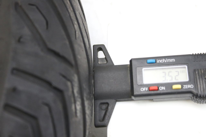 photo de LLANTA DELANTERA PEUGEOT ELYSTAR 50 (2002 - 2014) - Primer plano de alta resolución