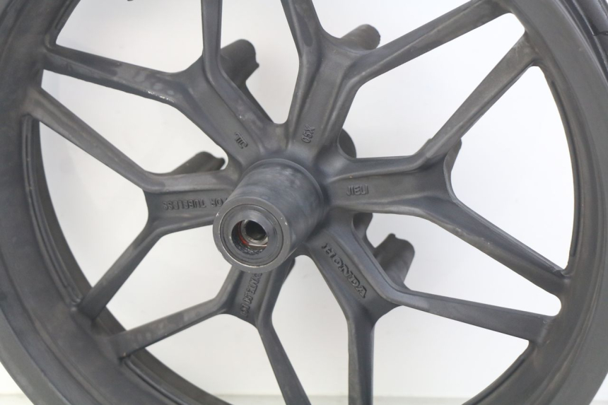 photo de LLANTA DELANTERA HONDA FORZA 125 (2015 - 2016) - Detalles de los puntos de fijación