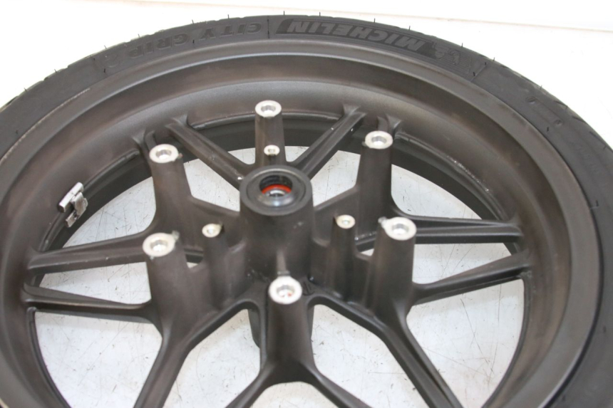 photo de LLANTA DELANTERA HONDA FORZA 125 (2015 - 2016) - Primer plano técnico