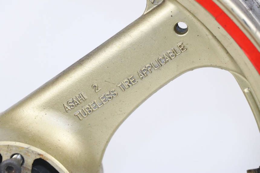 photo de LLANTA DELANTERA  SUZUKI GSX F GSXF 750 (1988 - 1998) - Primer plano técnico