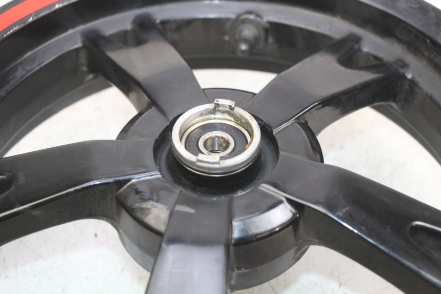 photo de LLANTA DELANTERA PEUGEOT KISBEE 2T 50 (2010 - 2017) - Primer plano de alta resolución