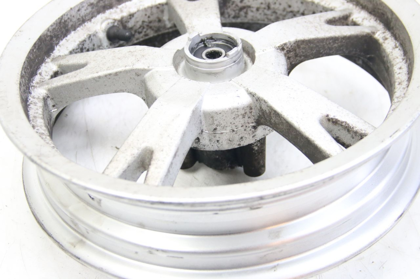 photo de LLANTA DELANTERA PEUGEOT KISBEE 2T 50 (2010 - 2017) - Primer plano técnico