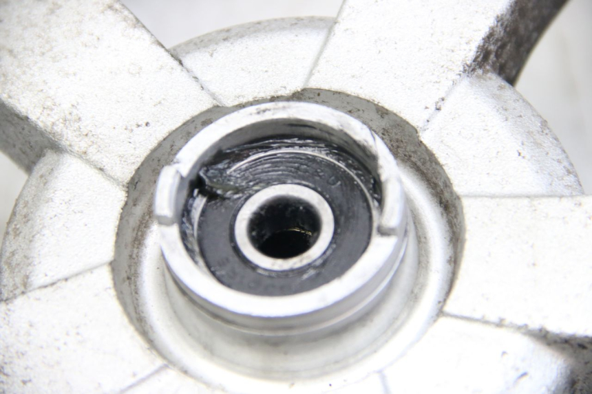 photo de LLANTA DELANTERA PEUGEOT KISBEE 2T 50 (2010 - 2017) - Detalles de los puntos de fijación