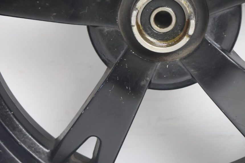 photo de LLANTA DELANTERA PEUGEOT KISBEE 2T 50 (2010 - 2017) - Primer plano técnico