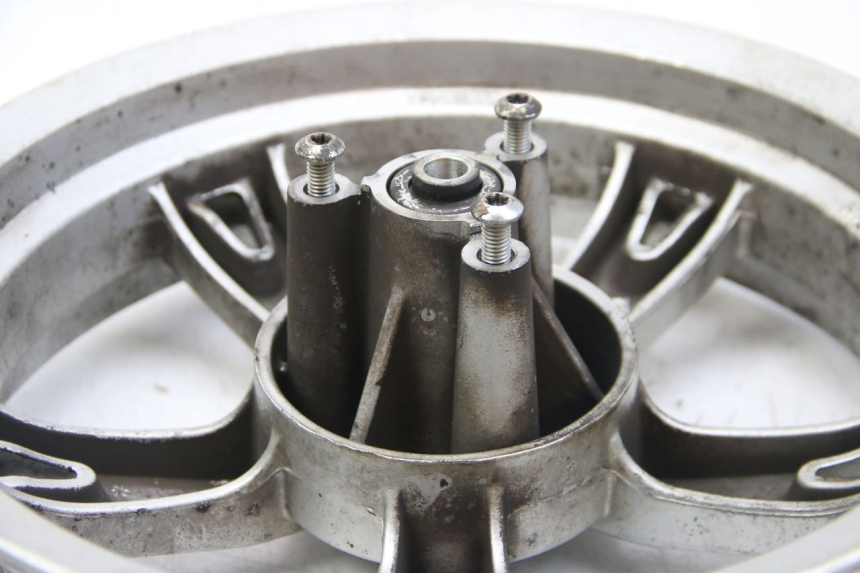 photo de LLANTA DELANTERA PEUGEOT KISBEE 4T 50 (2018 - 2022) - Primer plano técnico