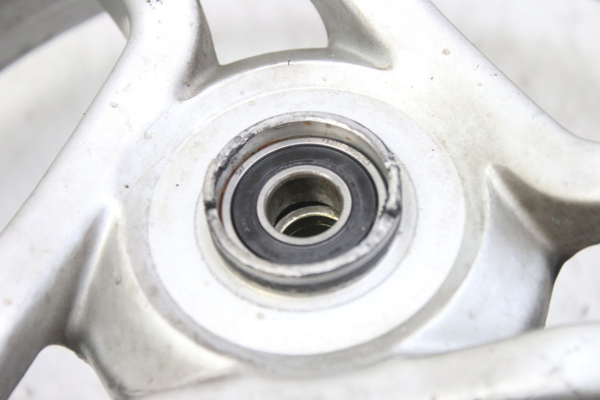 photo de LLANTA DELANTERA PEUGEOT LUDIX 50 (2008 - 2017) - Detalles de los puntos de fijación