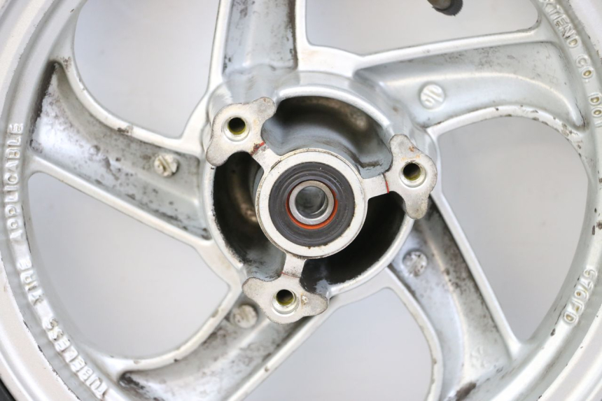 photo de LLANTA DELANTERA  SYM MIO 50 (2011 - 2017) - Primer plano técnico