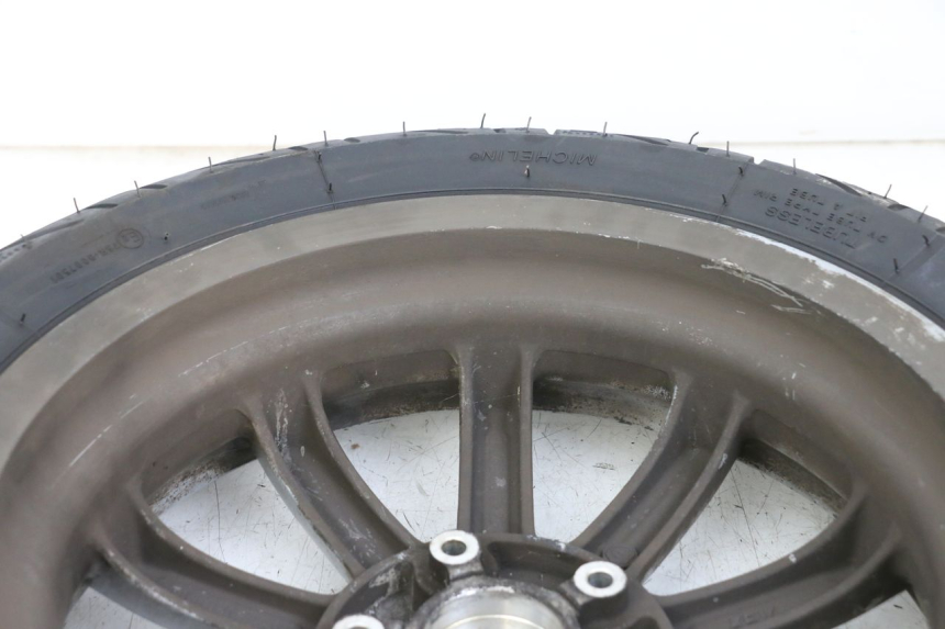 photo de LLANTA DELANTERA PIAGGIO MP3 LT 400 (2007 - 2012) - Primer plano técnico