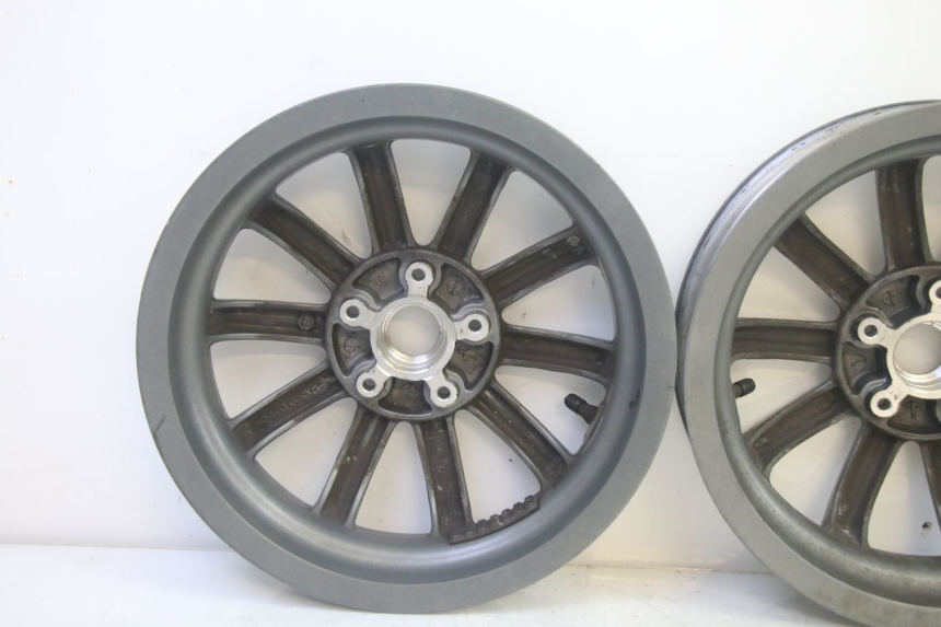 photo de LLANTA DELANTERA PIAGGIO MP3 LT 400 (2007 - 2012) - Primer plano de alta resolución