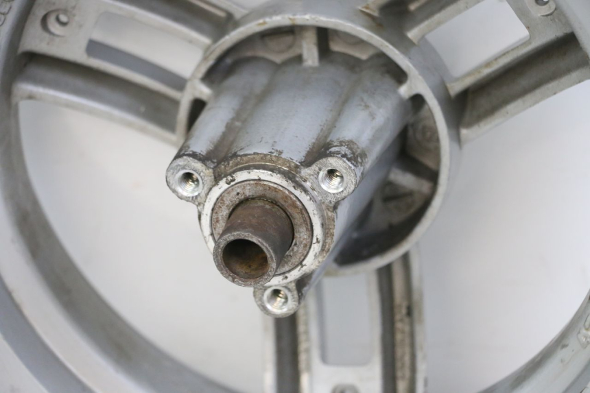 photo de RUEDA DELANTERA PEUGEOT LUDIX 50 (2005 - 2007) - Primer plano técnico