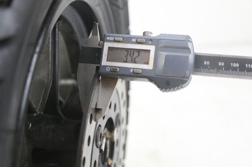 photo de LLANTA DELANTERA TNT MOTOR ROMA 10' 2T 50 (2011 - 2018) - Zoom estado de uso