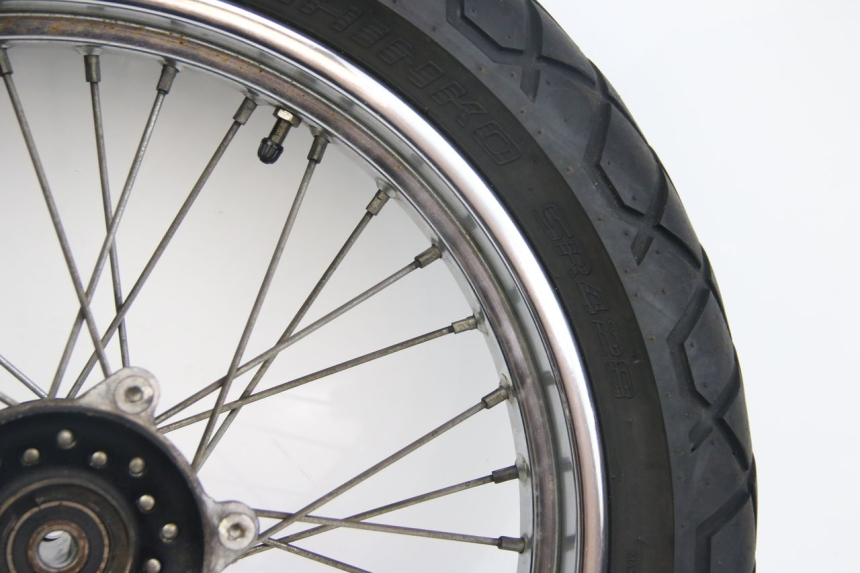 photo de LLANTA DELANTERA HYOSUNG RT KARION 125 (2003 - 2007) - Primer plano técnico