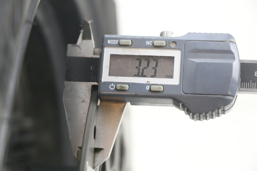 photo de LLANTA DELANTERA LVNENG S5 1 (2019 - 2023) - Zoom estado de uso