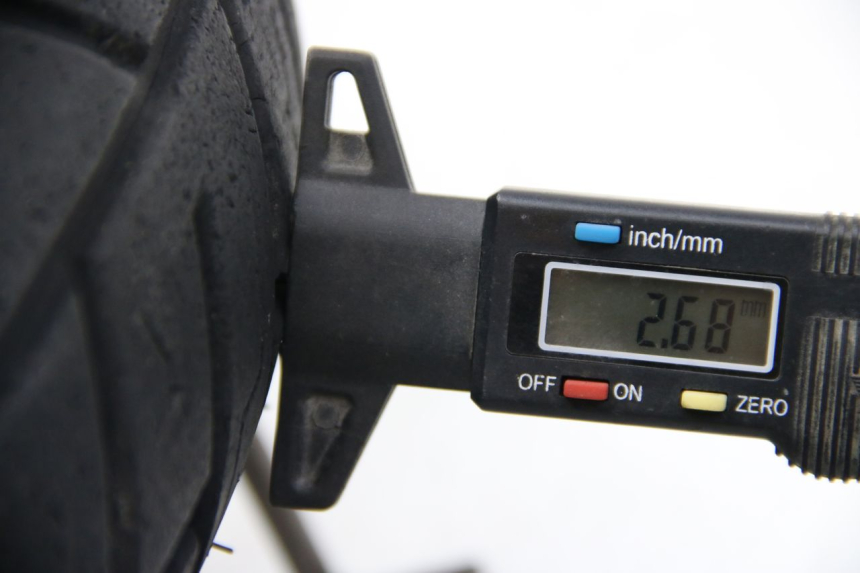 photo de LLANTA DELANTERA PEUGEOT SATELIS COMPRESSOR K15 125 (2006 - 2009) - Primer plano técnico