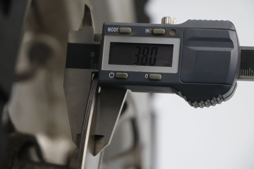 photo de LLANTA DELANTERA  PEUGEOT SUM UP 125 (2008 - 2013) - Primer plano técnico