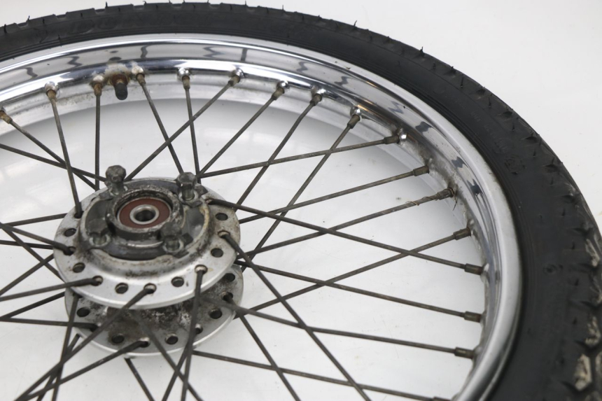 photo de LLANTA DELANTERA  SUZUKI GN 125 (1997 - 2000) - Primer plano técnico