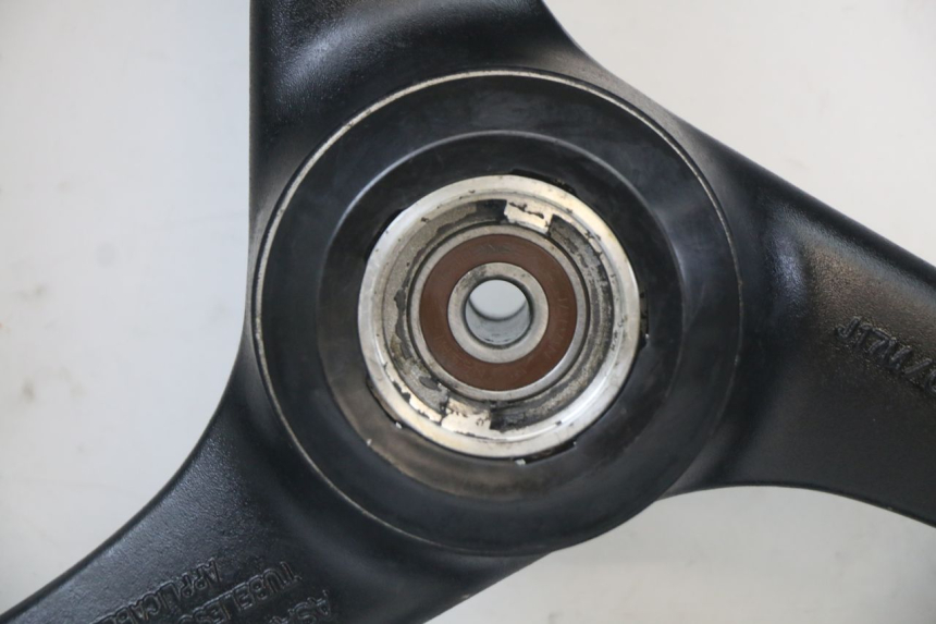 photo de LLANTA DELANTERA  SUZUKI GS F 500 (2004 - 2007) - Primer plano técnico