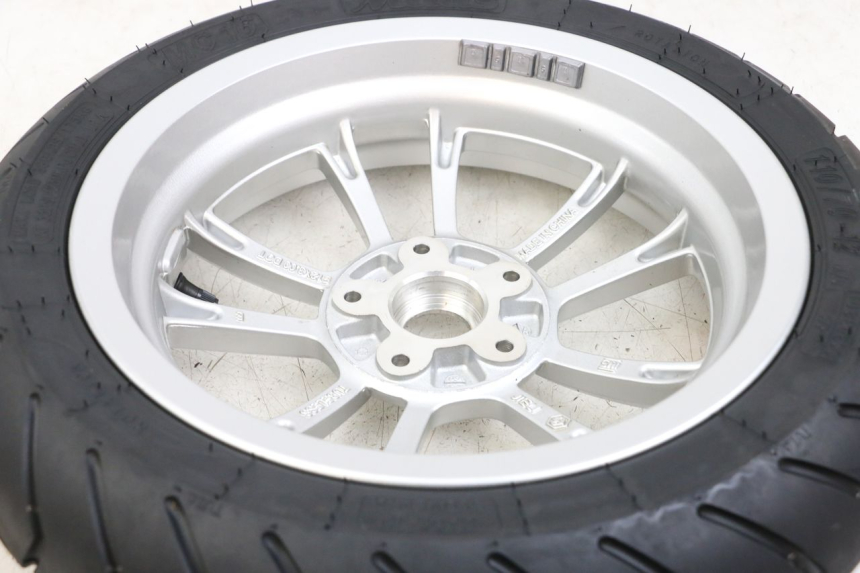 photo de LLANTA DELANTERA  PIAGGIO VESPA PRIMAVERA 4T 50 (2021 - 2024) - Primer plano técnico