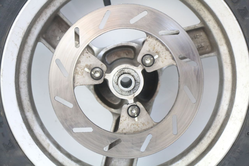 photo de LLANTA DELANTERA PEUGEOT VIVACITY NEW 2T 50 (2008 - 2017) - Primer plano de alta resolución