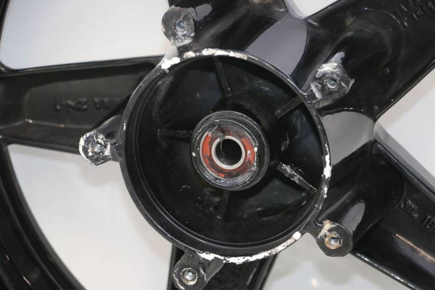 photo de LLANTA DELANTERA YAMAHA XMAX X-MAX 125 (2006 - 2009) - Primer plano de alta resolución