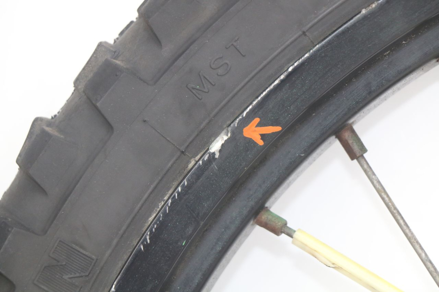 photo de LLANTA DELANTERA PEUGEOT XP6 50 (2006 - 2011) - Primer plano de alta resolución