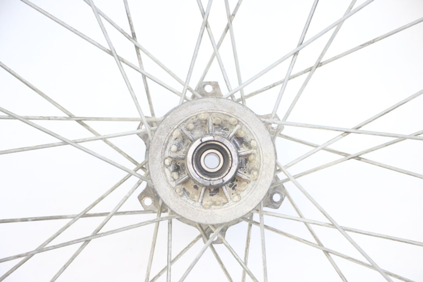 photo de RUEDA DELANTERA PEUGEOT XP6 50 (1997 - 2003) - Enfoque en la estructura