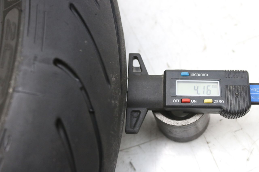 photo de LLANTA DELANTERA YAMAHA YZF R1 1000 (2007 - 2008) - Primer plano de alta resolución