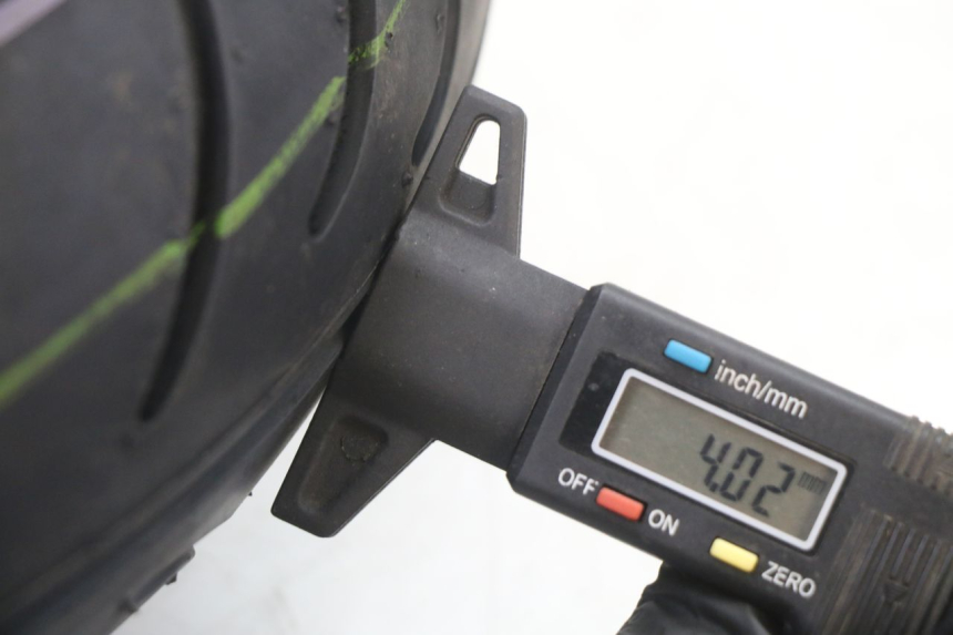 photo de LLANTA DELANTERA Y NEUMÁTICO KYMCO AGILITY 4T 50 (2005 - 2018) - Primer plano de alta resolución