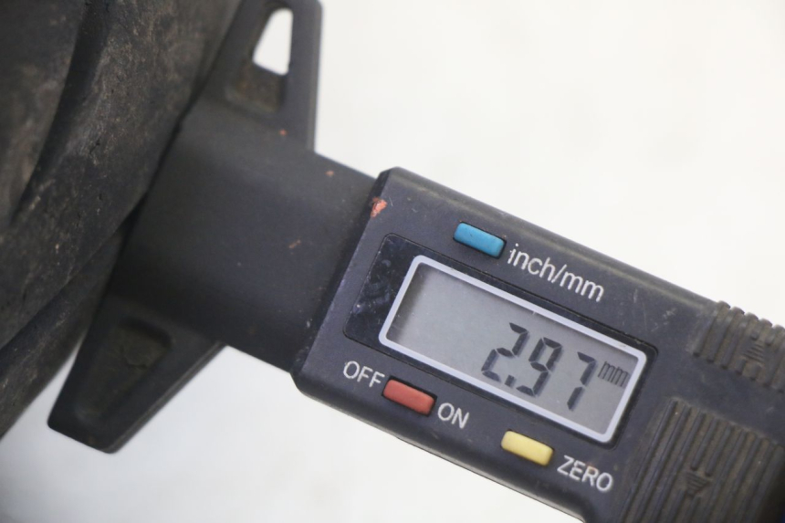 photo de LLANTA DELANTERA Y NEUMÁTICO KYMCO AGILITY 4T 50 (2018 - 2022) - Primer plano de alta resolución