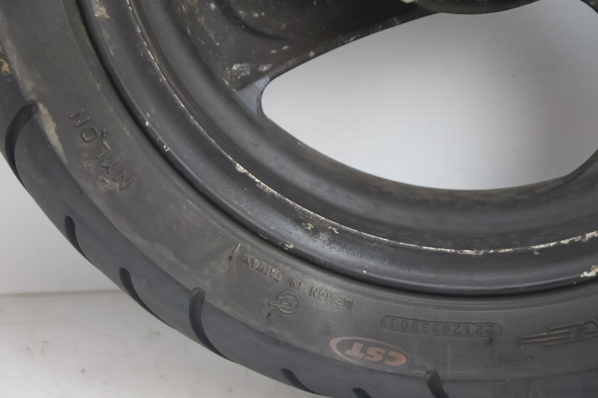photo de LLANTA DELANTERA Y NEUMÁTICO KYMCO AGILITY 4T 50 (2005 - 2018) - Primer plano de alta resolución