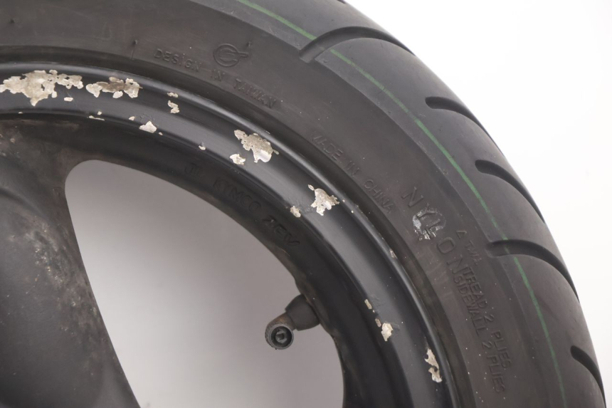 photo de LLANTA DELANTERA Y NEUMÁTICO KYMCO AGILITY 4T 50 (2005 - 2018) - Primer plano técnico