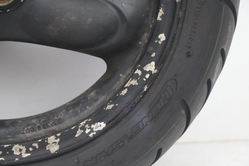 photo de LLANTA DELANTERA Y NEUMÁTICO KYMCO AGILITY 4T 50 (2005 - 2018) - Detalles de los puntos de fijación