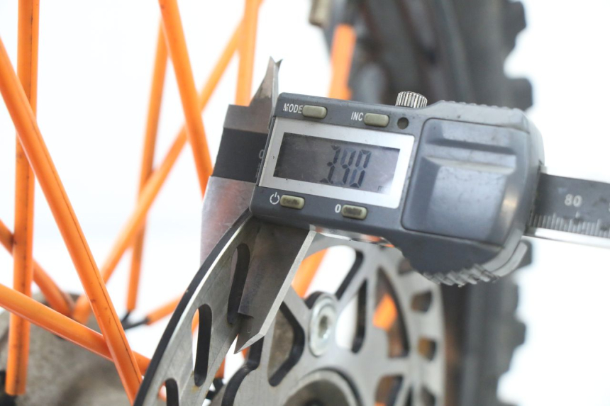 photo de LLANTA DELANTERA Y NEUMÁTICO APOLLO RFZ 125 - Detalle de la pieza