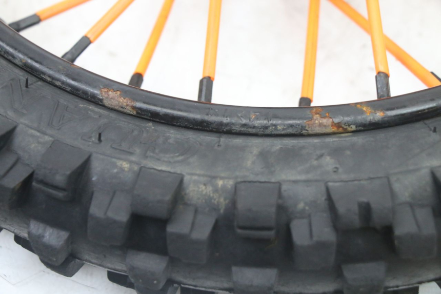 photo de LLANTA DELANTERA Y NEUMÁTICO APOLLO RFZ 125 - Primer plano técnico