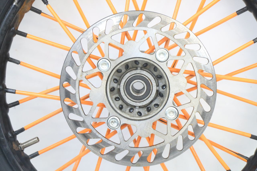 photo de LLANTA DELANTERA Y NEUMÁTICO APOLLO RFZ 125 - Estado de la superficie y material