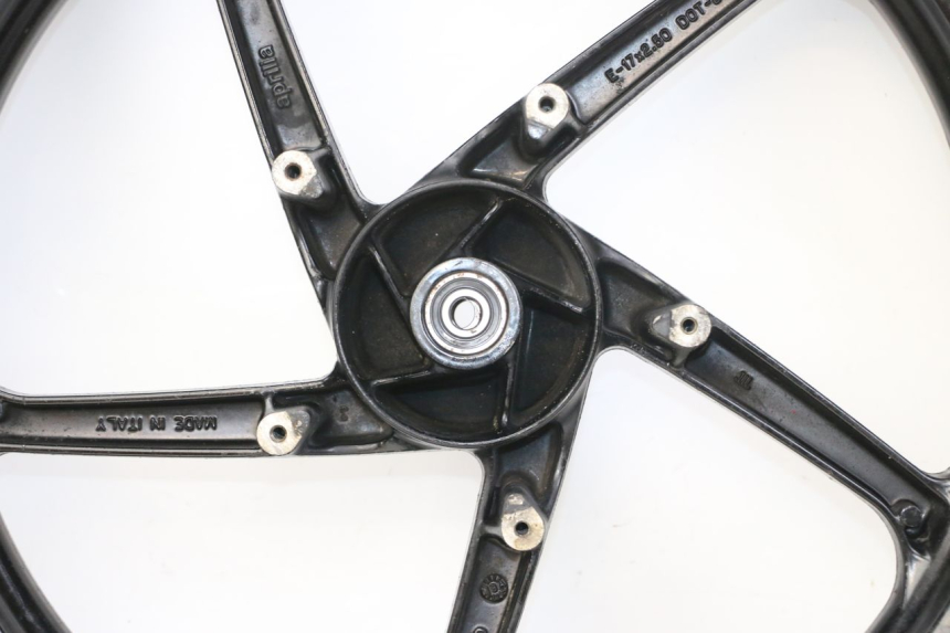 photo de LLANTA DELANTERA Y NEUMÁTICO APRILIA RS 50 (1999 - 2005) - Enfoque en la estructura