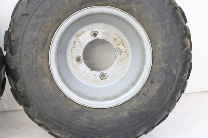 photo de LLANTA DELANTERA Y NEUMÁTICO KEROX BAZOOKA 110 - Detalles de los puntos de fijación