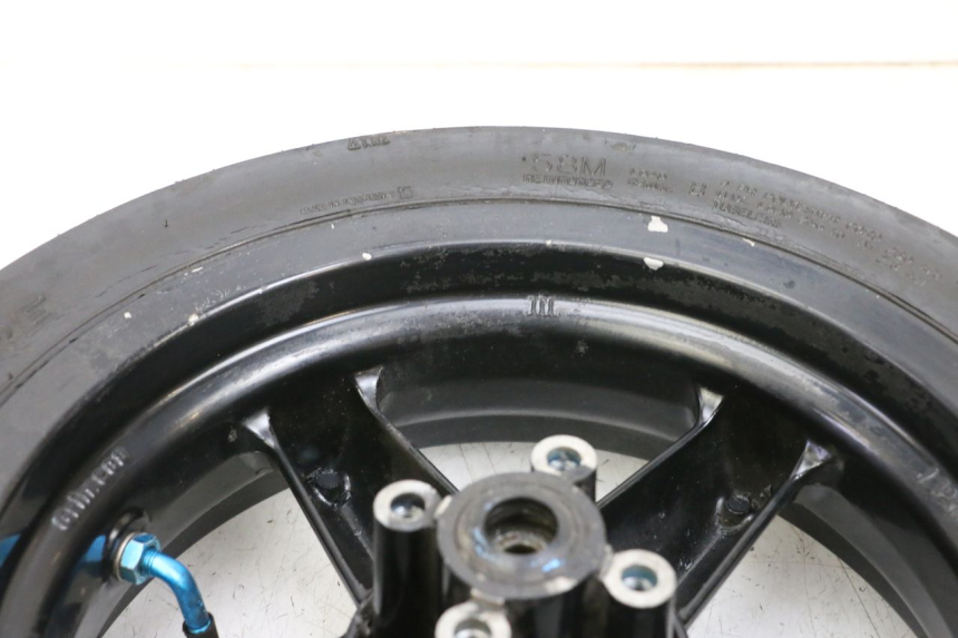 photo de LLANTA DELANTERA Y NEUMÁTICO MBK BOOSTER SPIRIT 50 (2004 - 2017) - Primer plano técnico