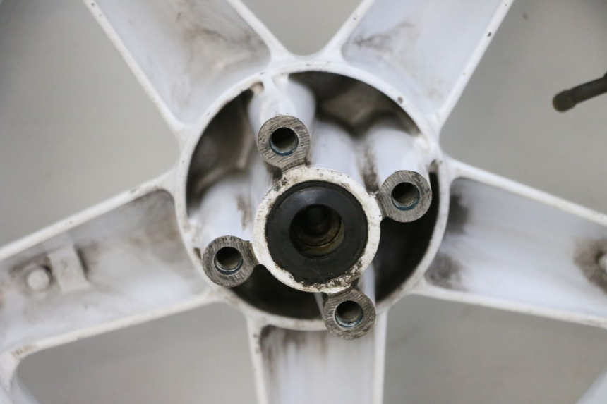 photo de LLANTA DELANTERA Y NEUMÁTICO MBK BOOSTER SPIRIT NAKED 50 (2004 - 2017) - Características distintivas