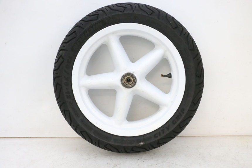 photo de LLANTA DELANTERA Y NEUMÁTICO MBK BOOSTER SPIRIT NAKED 50 (2004 - 2017) - Primer plano de alta resolución