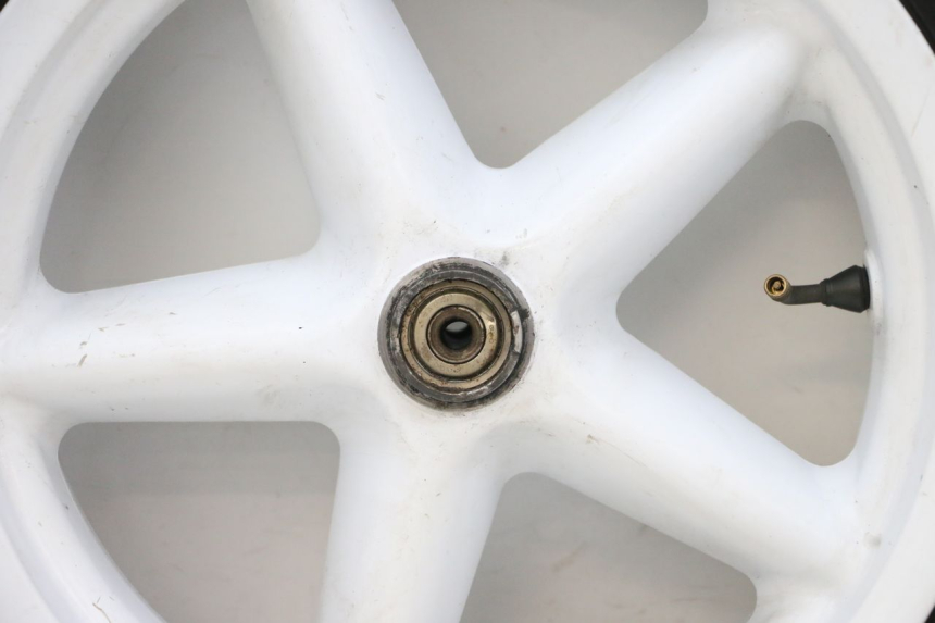 photo de LLANTA DELANTERA Y NEUMÁTICO MBK BOOSTER SPIRIT NAKED 50 (2004 - 2017) - Enfoque en la estructura