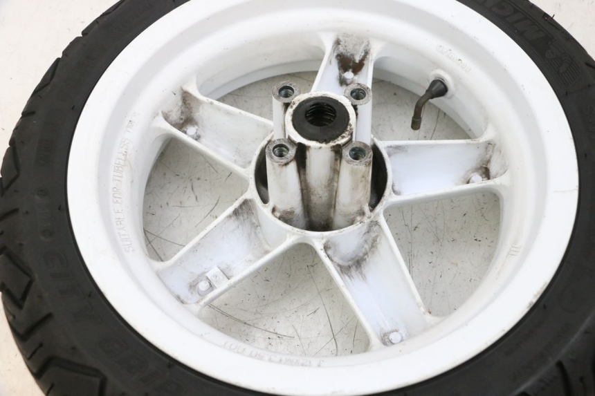 photo de LLANTA DELANTERA Y NEUMÁTICO MBK BOOSTER SPIRIT NAKED 50 (2004 - 2017) - Detalles de los puntos de fijación